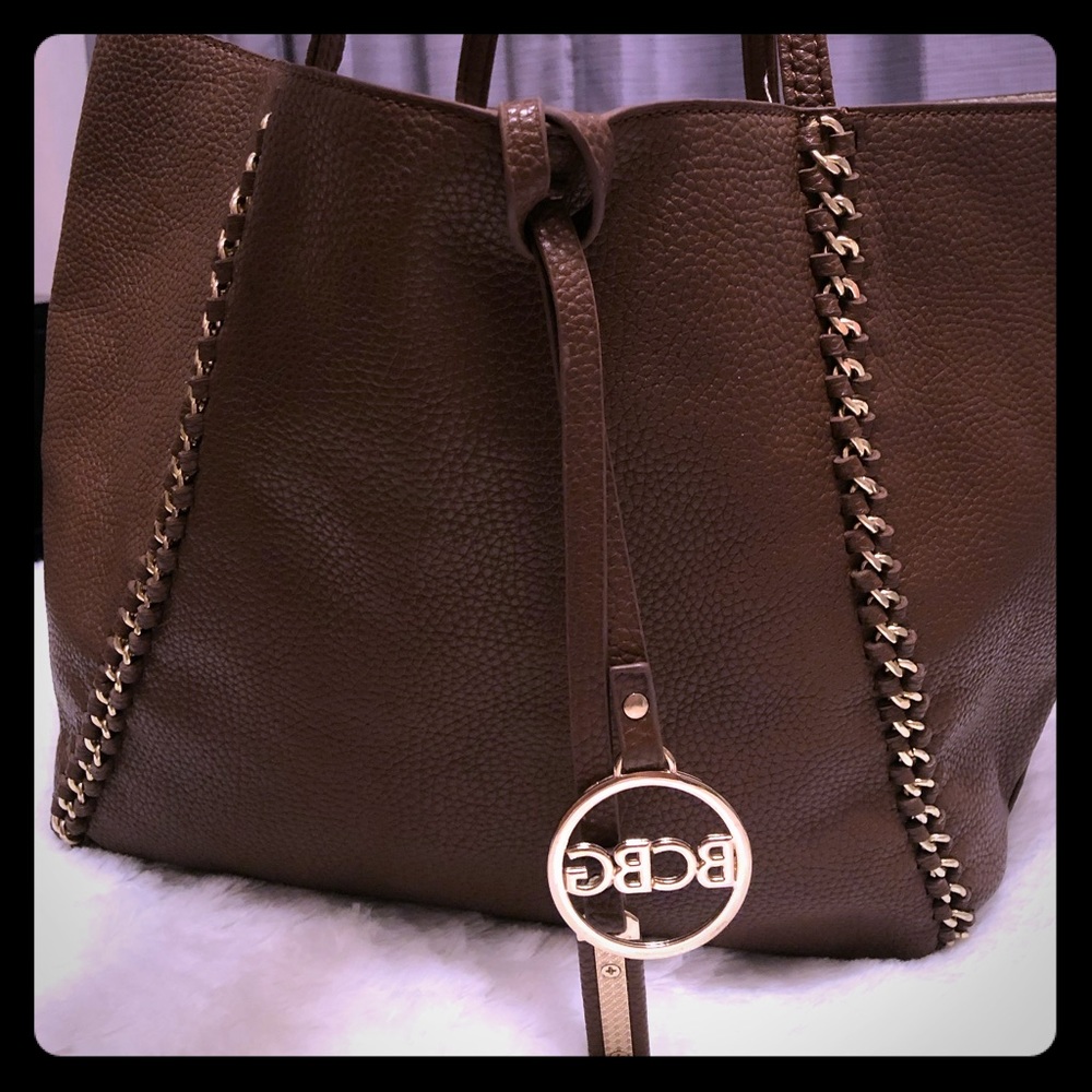 BCBG SUOER CUTE PURSE BROWN WITH GOLD TRIM.